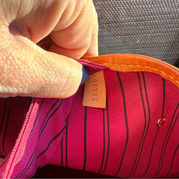 Authentic Louis Vuitton Neverfull MM Monogram Fuchsia - Picture 11 of 15